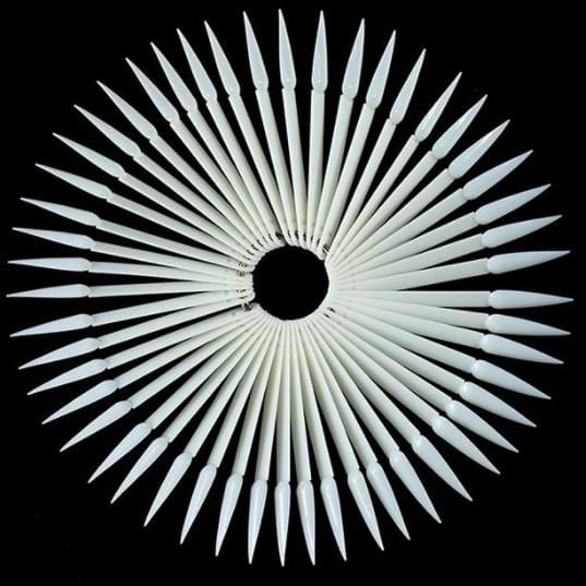 50 stiletto natural konic na kovinskem obroču za prikaz