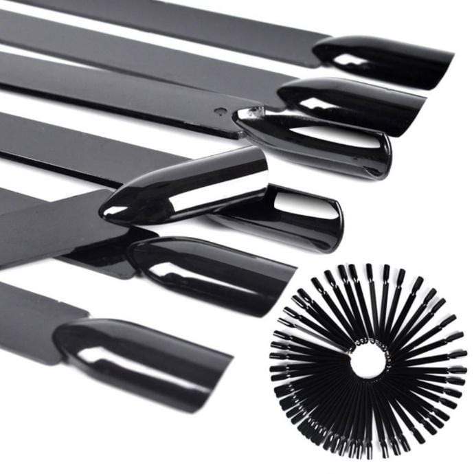 50 črnih konic na kovinskem obroču za prikaz