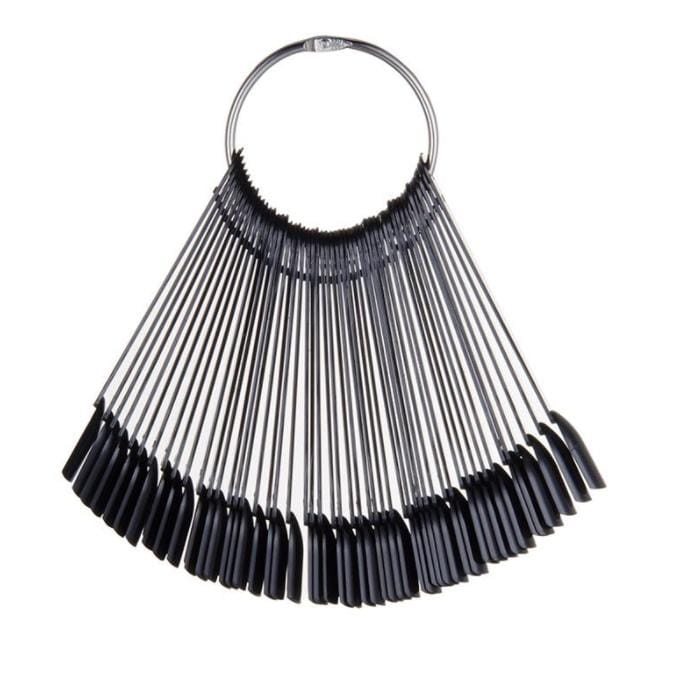 50 črnih konic na kovinskem obroču za prikaz