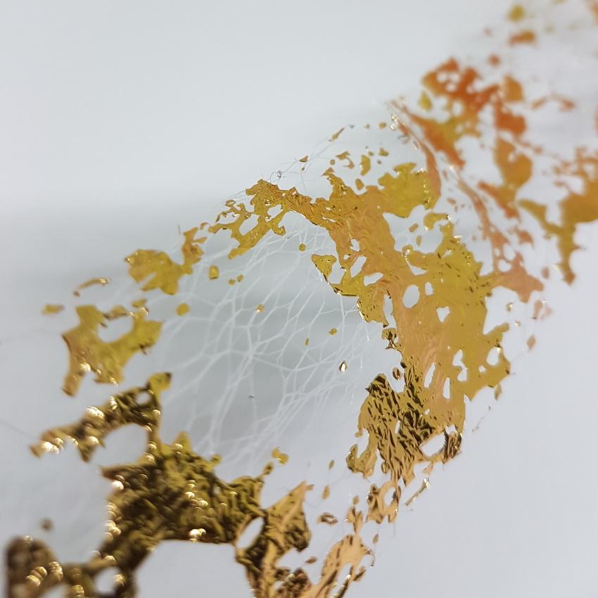 Nail art Zlata folija na beli mreži