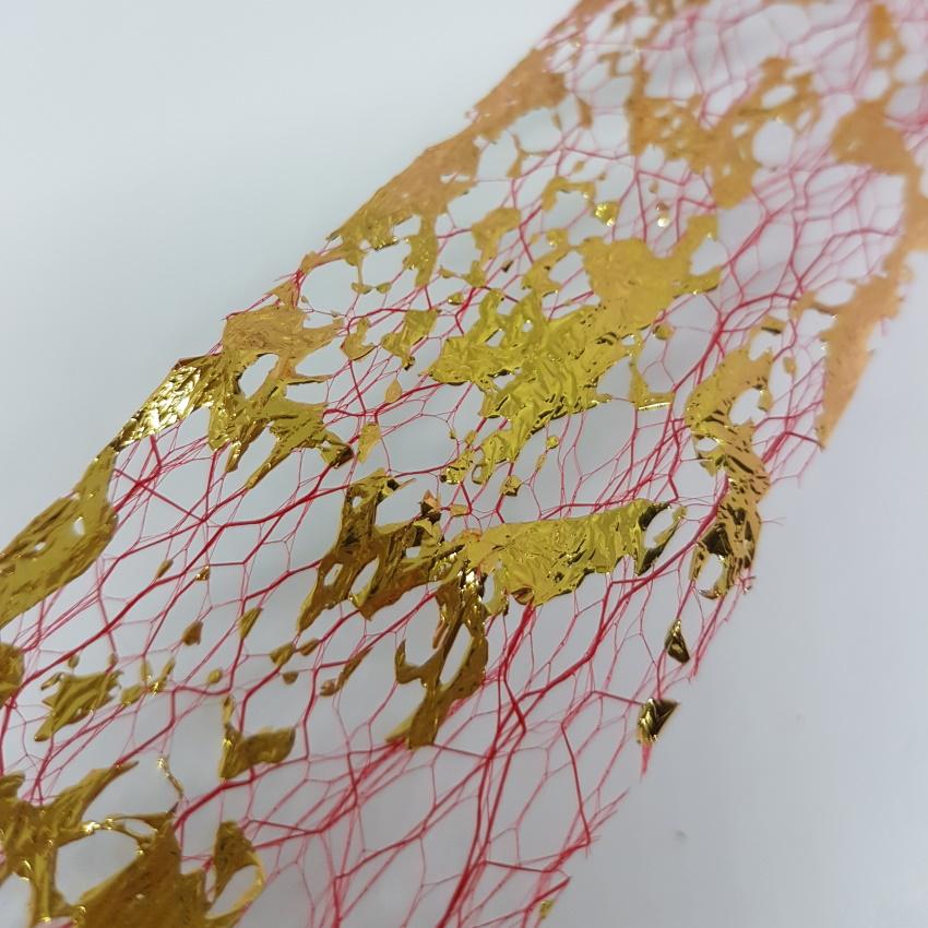 Nail art Zlata folija na rdeči mreži