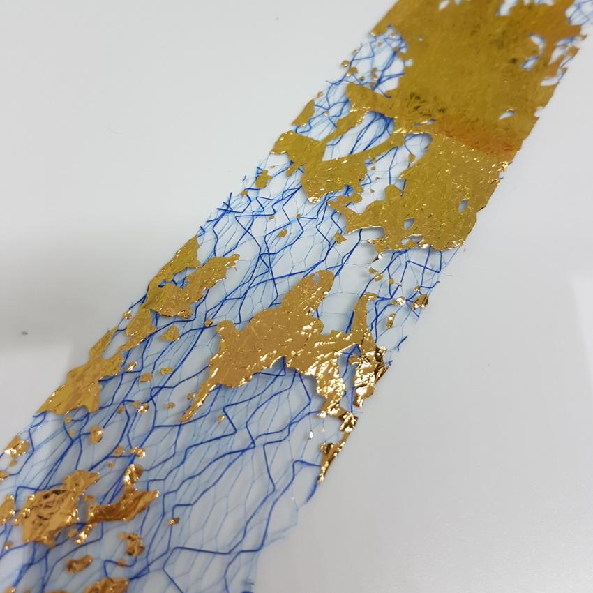 Nail art Zlata folija na modri mreži