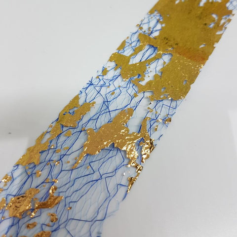Nail art Zlata folija na modri mreži geliranjenohtov