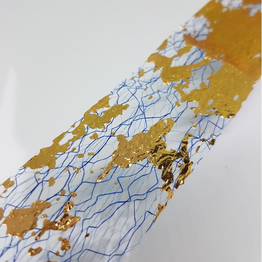 Nail art Zlata folija na modri mreži